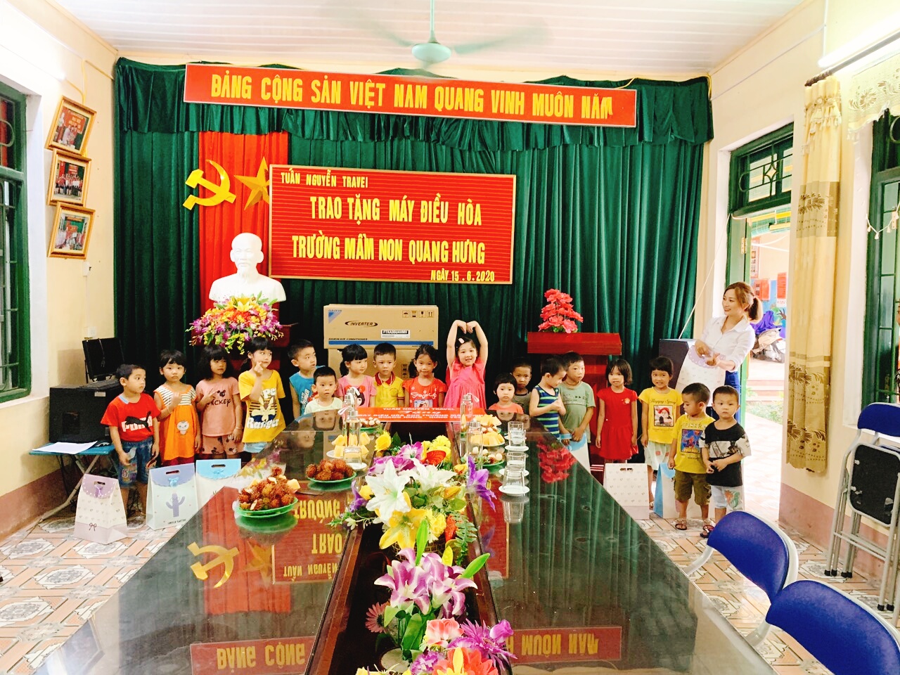 Tuấn Nguyễn Travel trao tặng điều hòa cho trường mầm non Quang Hưng